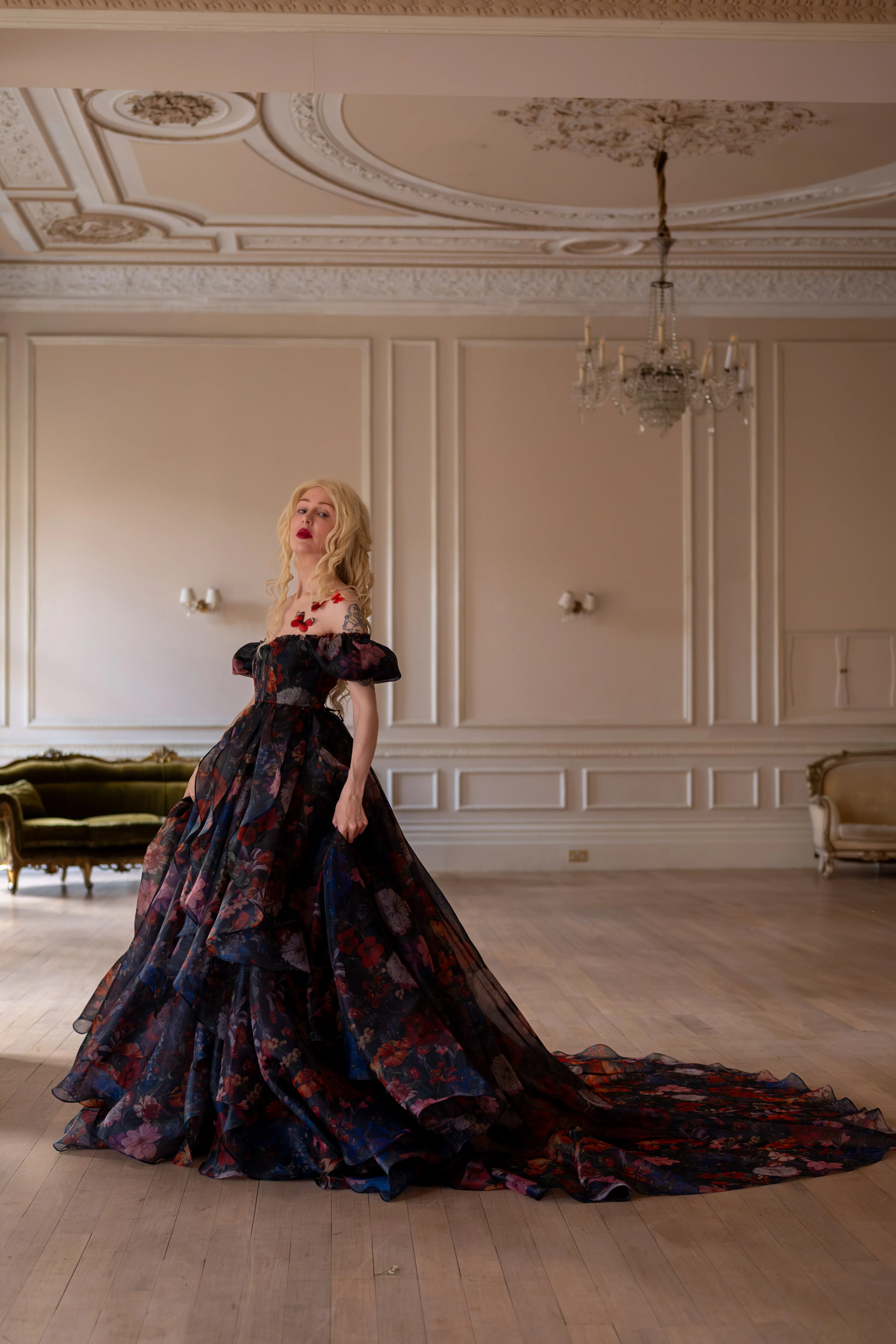 Jardin d’Ébène Renaissance Gown - Image 11