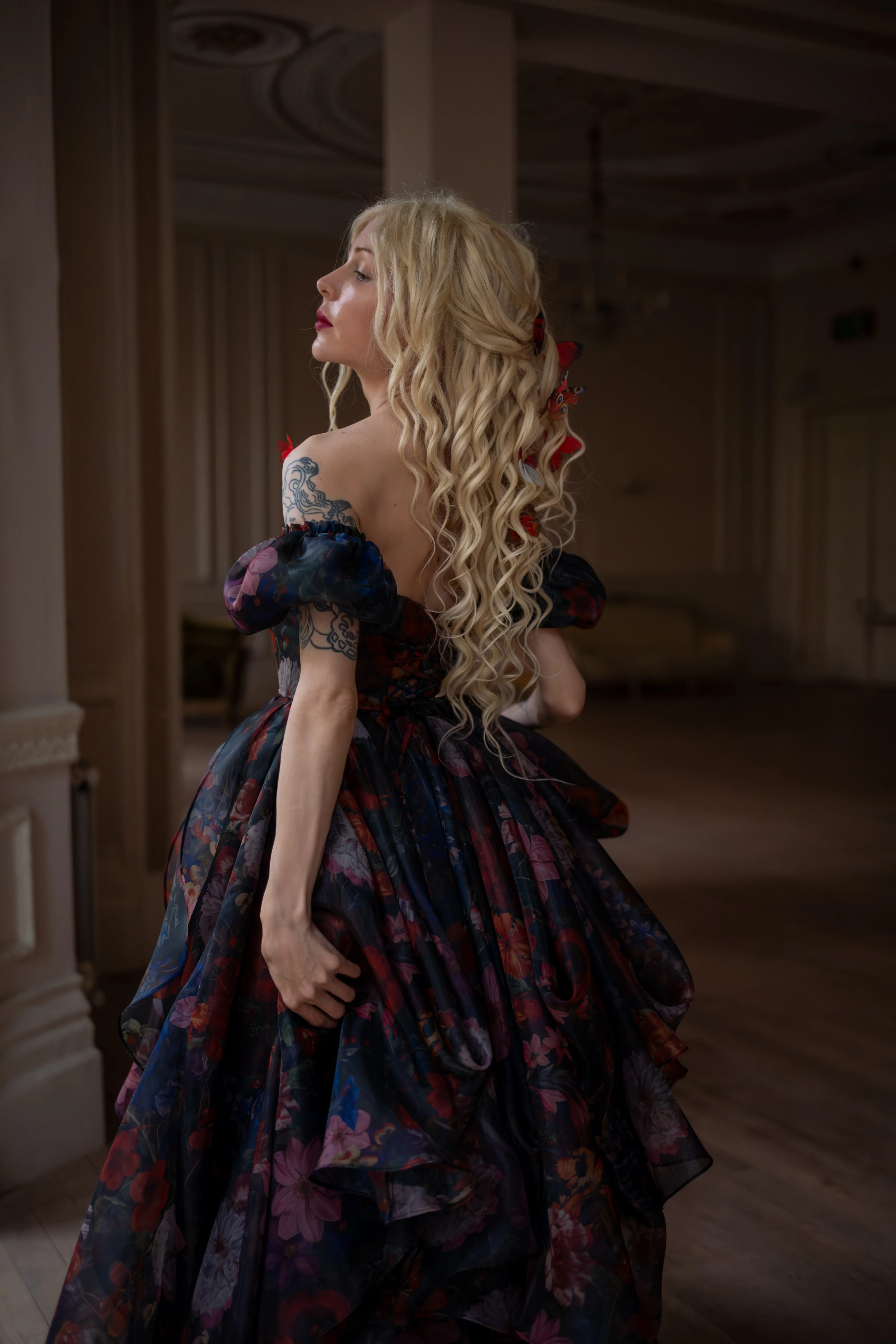 Jardin d’Ébène Renaissance Gown - Image 12
