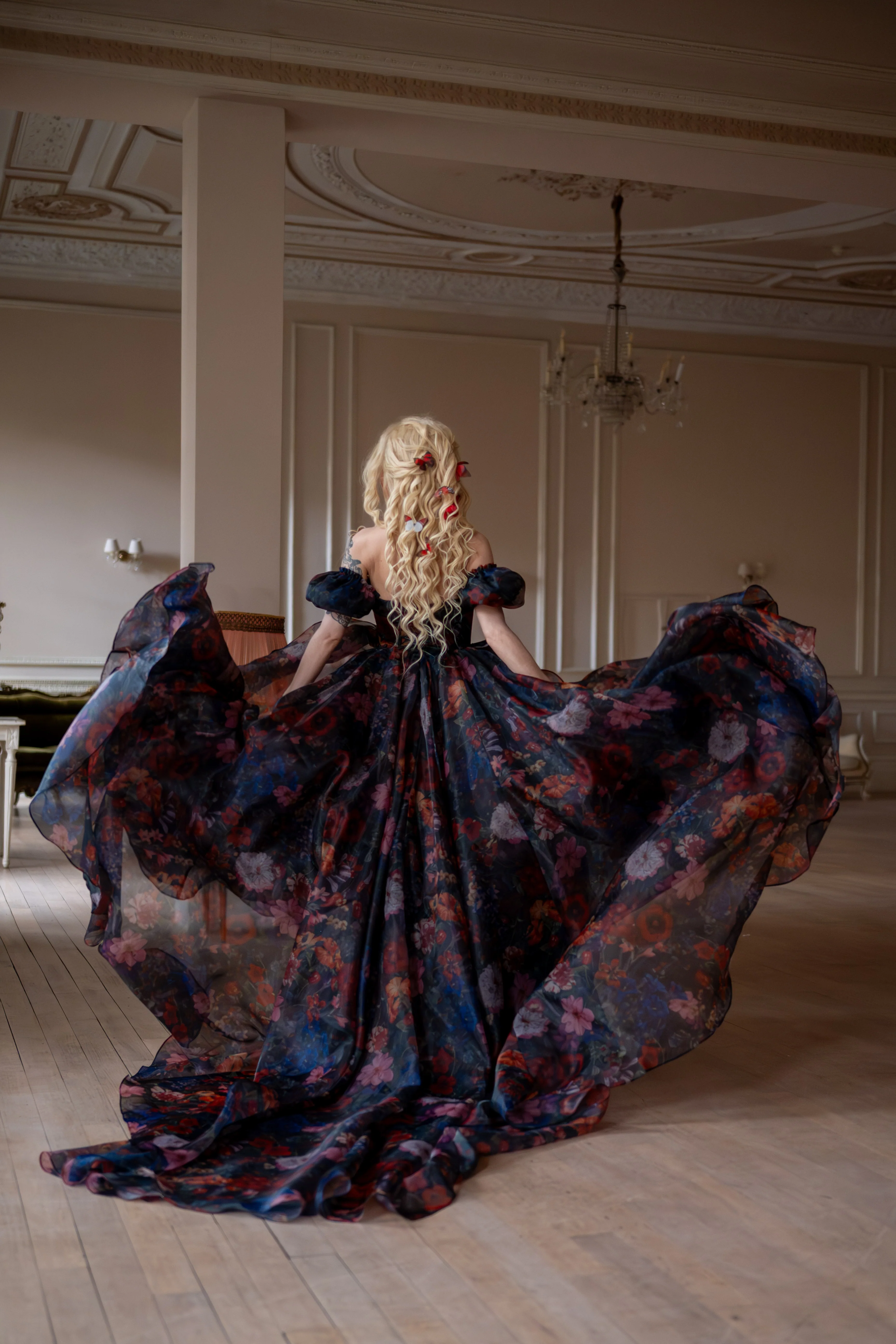 Jardin d’Ébène Renaissance Gown - Image 16