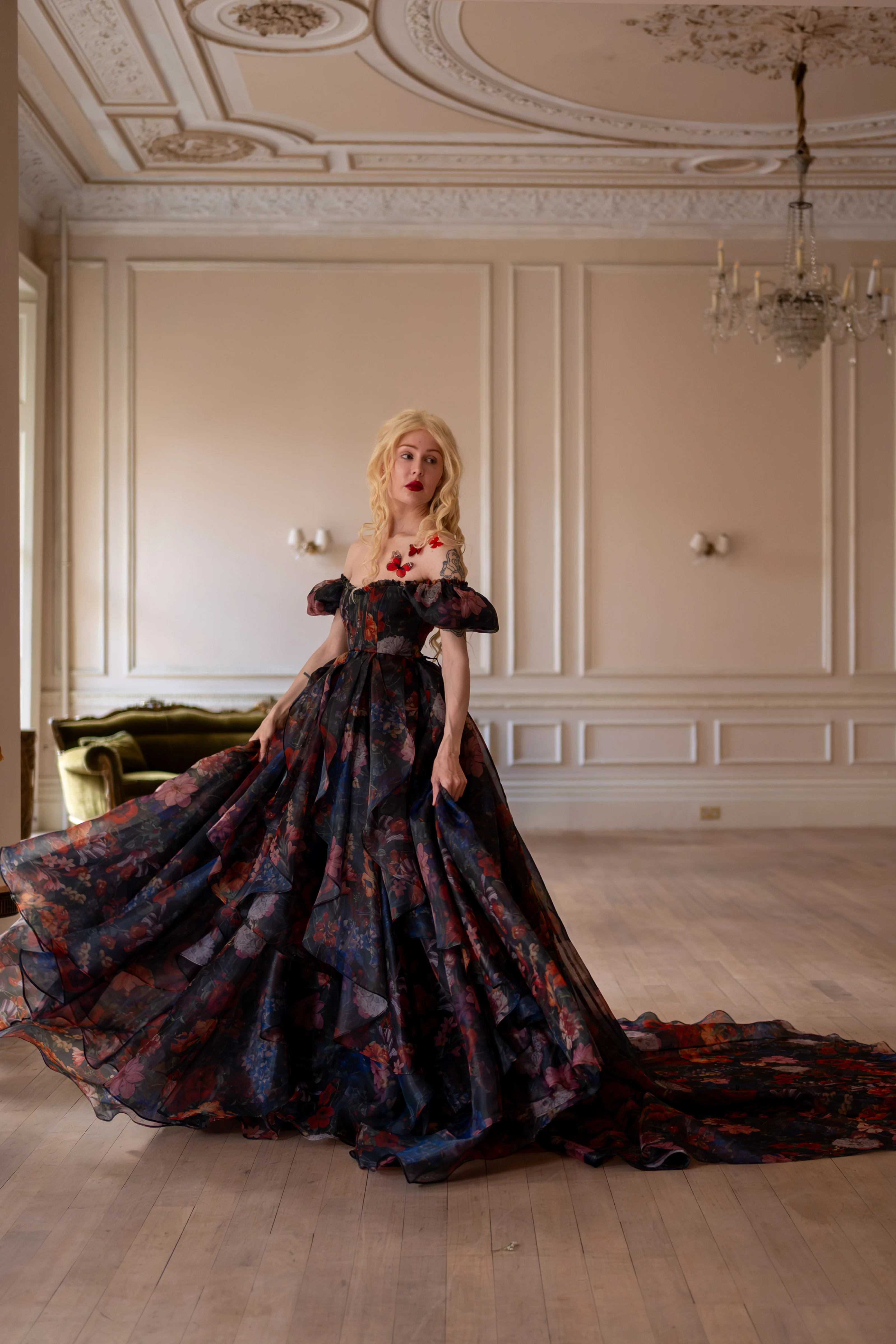 Jardin d’Ébène Renaissance Gown - Image 17