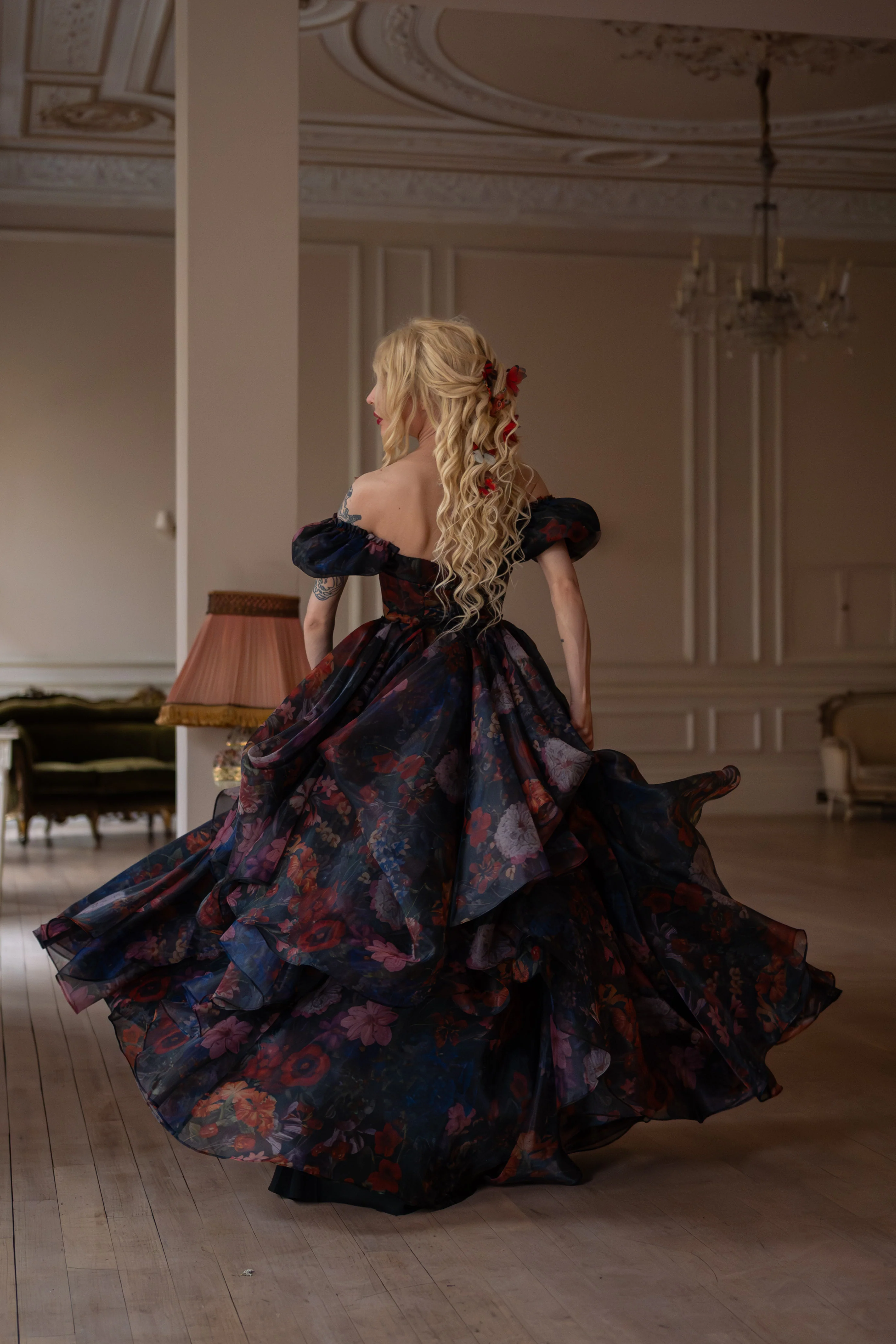 Jardin d’Ébène Renaissance Gown - Image 18