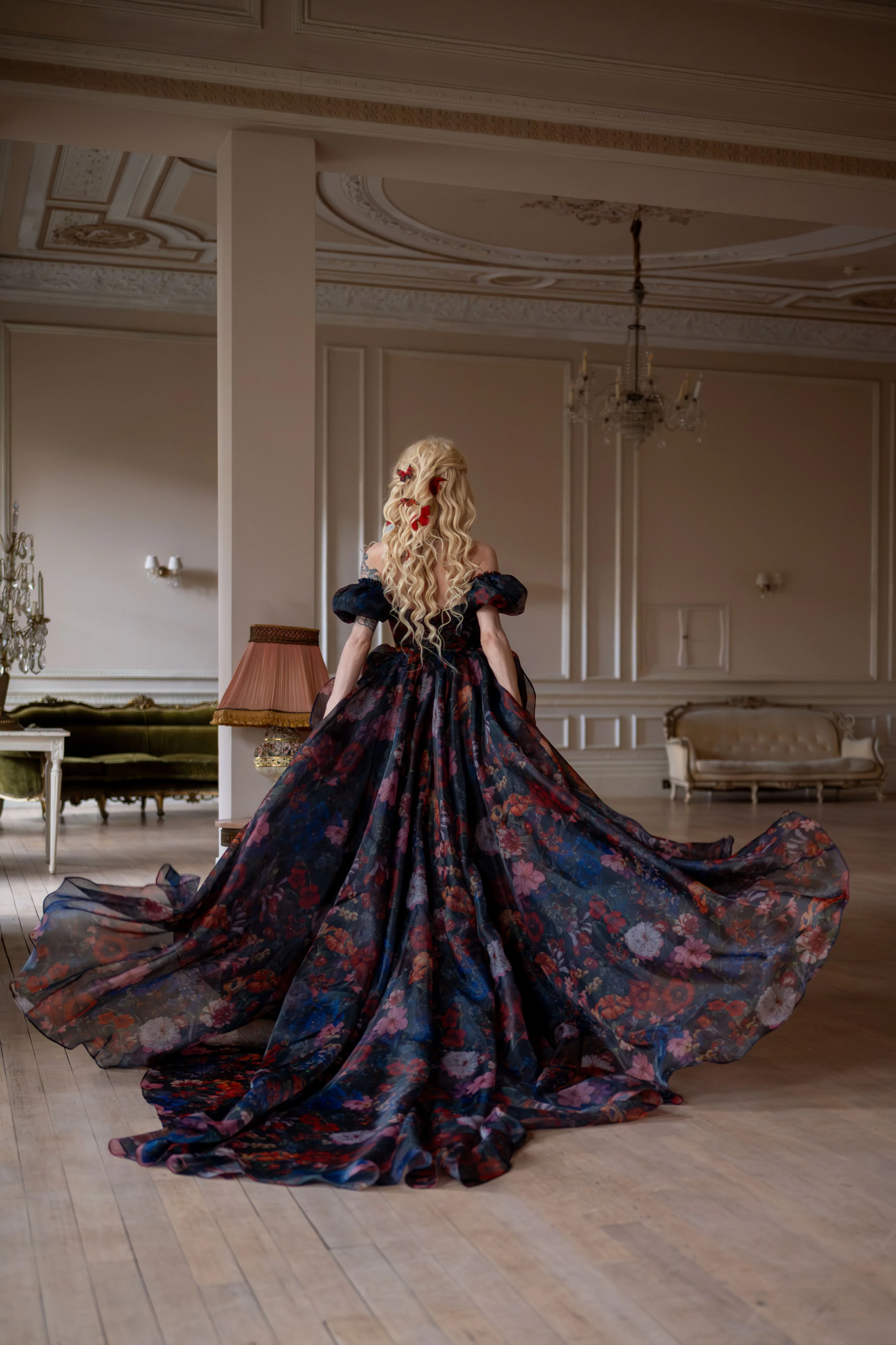 Jardin d’Ébène Renaissance Gown - Image 3