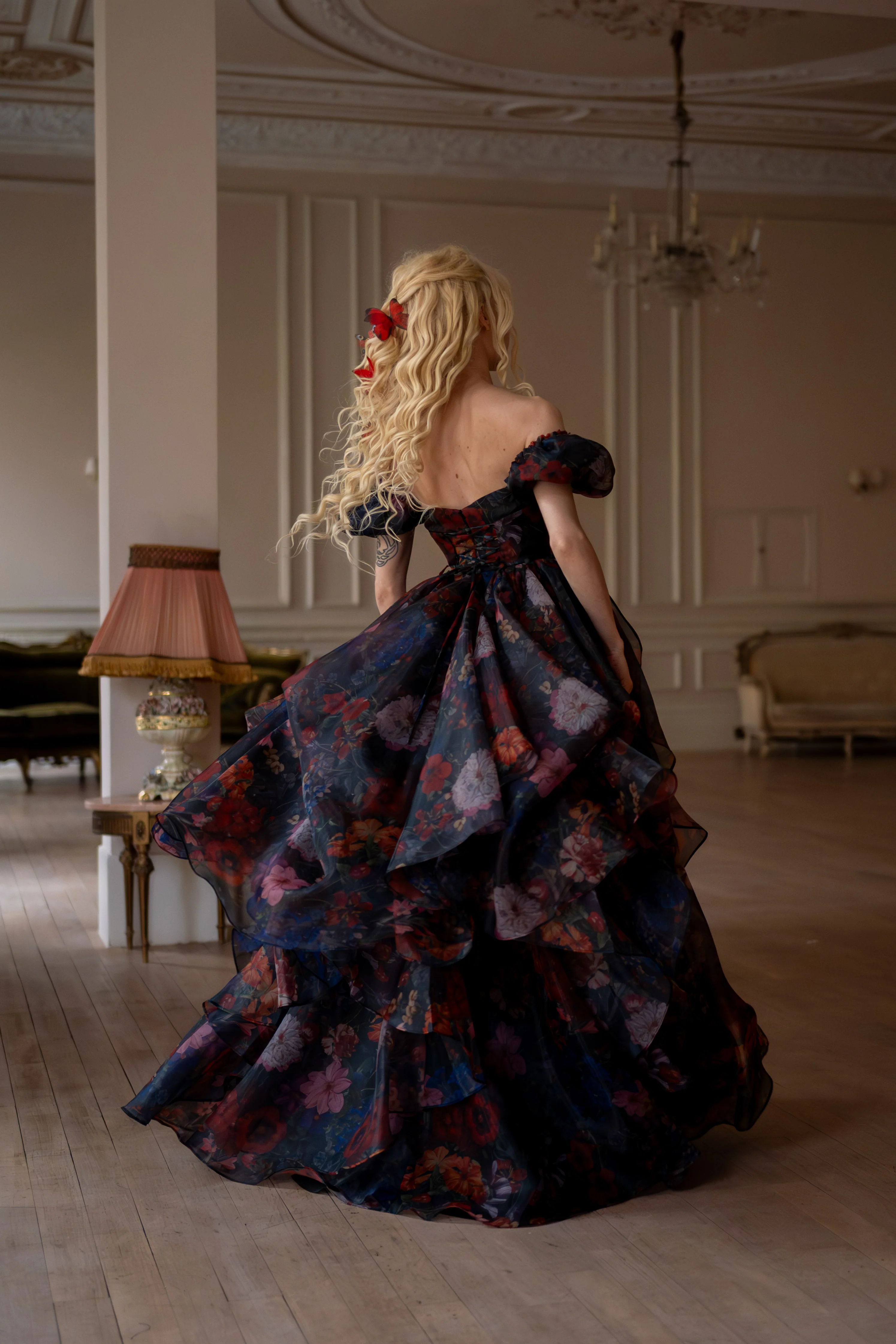 Jardin d’Ébène Renaissance Gown - Image 4