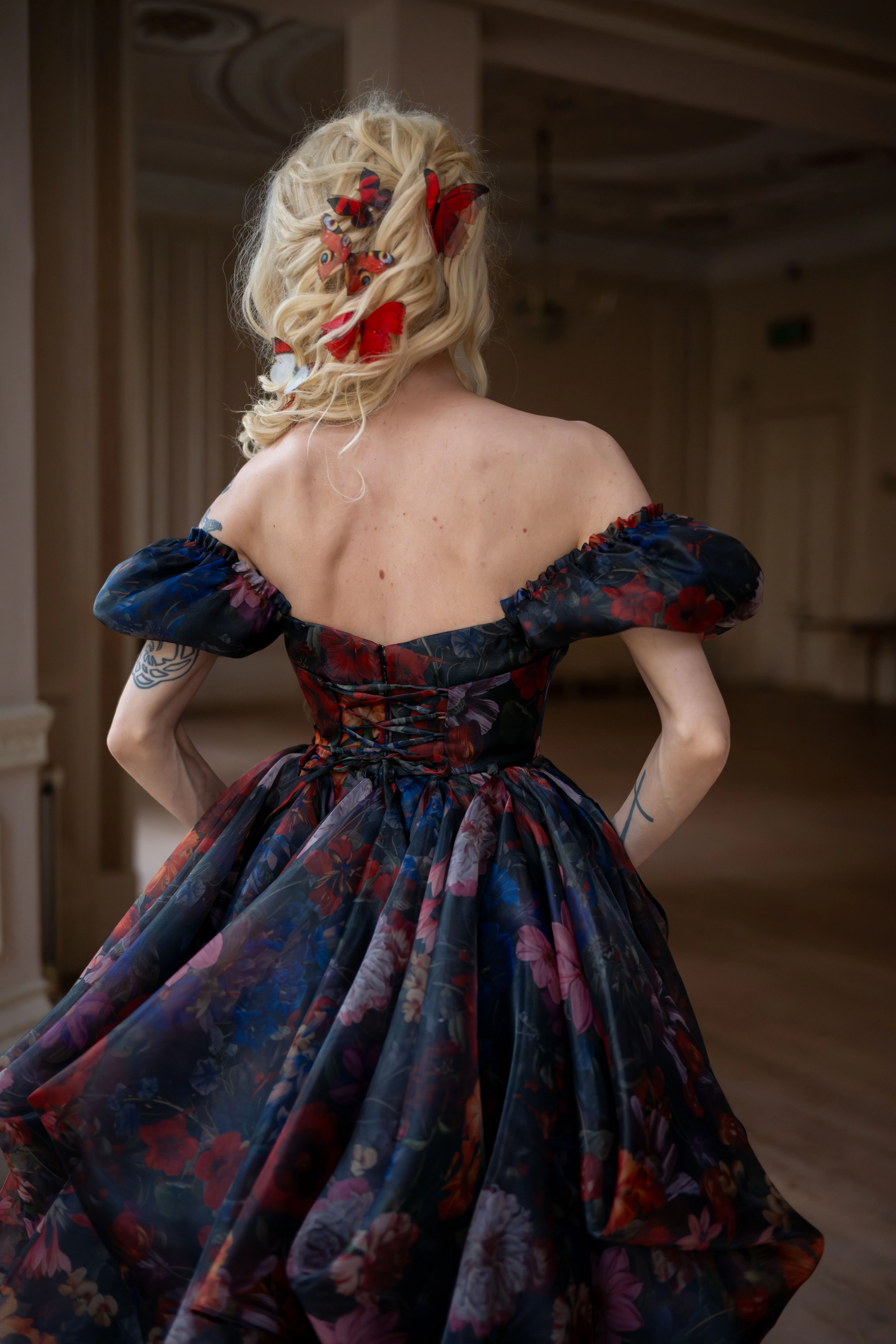 Jardin d’Ébène Renaissance Gown - Image 7